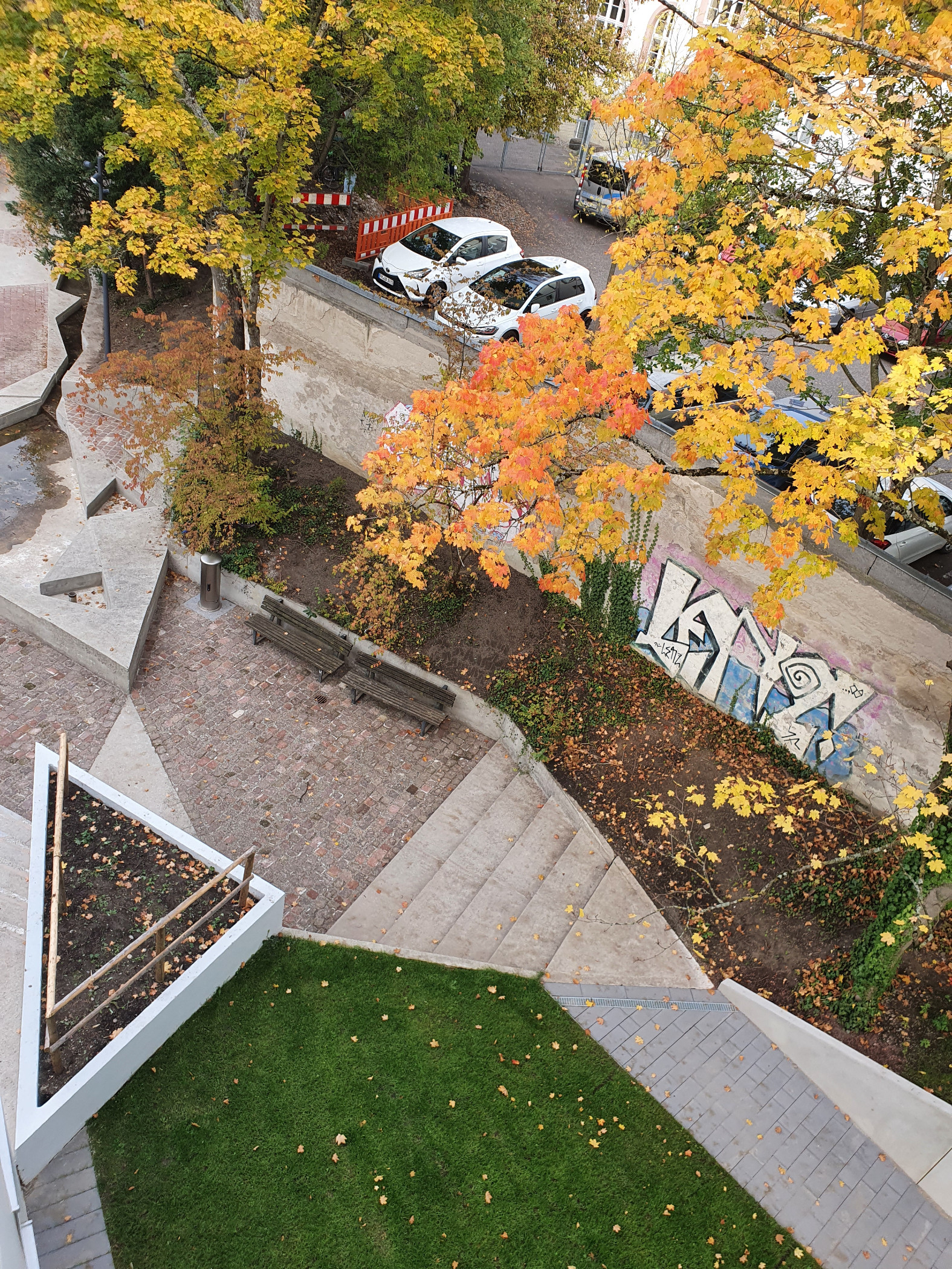 Bereich mit Bänken von oben